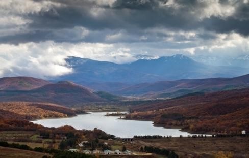 Более практичный вариант - отвод части паводковых стоков реки Кокоза стоимостью 3,8 млрд рублей - «Коммерсантъ» объяснил более практичным вариантом. 'Для этого до конца года Министерство обороны должно построить «ведерную воду» и водопровод до Чернореченского водохранилища. Ведь эта идея и раньше вызывала вопросы у местного населения, но, как отметил заместитель главы Минэкономики Сергей Назаров, ее реализация осложняется отсутствием прогнозов по наполнению реки», - говорится в сообщении.