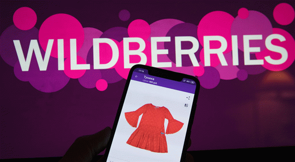 Приложение Wildberries на смартфонах с названием рынка на заднем плане