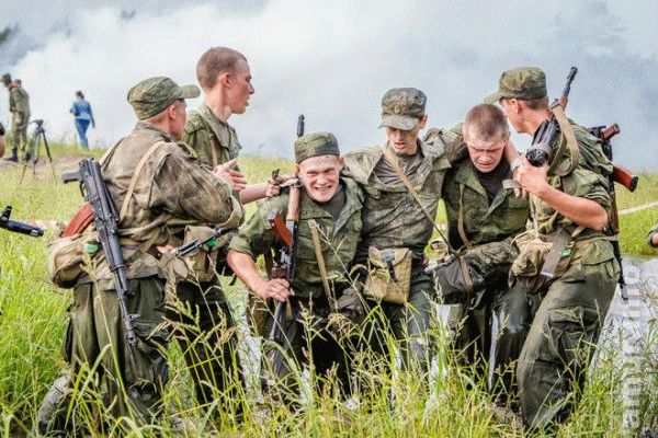 Когда меня призвали в армию, я бы не сказал, что мне повезло с новым курсом бойцов. В этом году наш призыв был в конце осеннего сезона, это был ноябрь. Призвали меня 10 числа. В учебную воинскую часть мы прибыли 15 числа того же месяца. Мы занимались начальной военной подготовкой и уборкой листвы. Было бесплодно и дождливо, и после присяги мы оказались в казарме. Через 2 недели мы начали ходить на службу и попадали туда часто. Только весной мы поехали в спортивный лагерь и начали бегать кросс. Также у нас была строевая подготовка. Все это продолжалось всего 2 месяца. Потом нас отправляли в командировки из одной части в другую, пока мы почти не демобилизовались. Так что гордиться мне нечем.